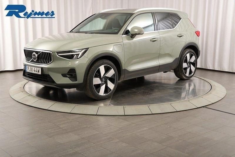 Sage green metallic Begagnad 2023 Volvo XC40 Plus SUV | 369 900 kr (Lite dyr) - Bild 1/4