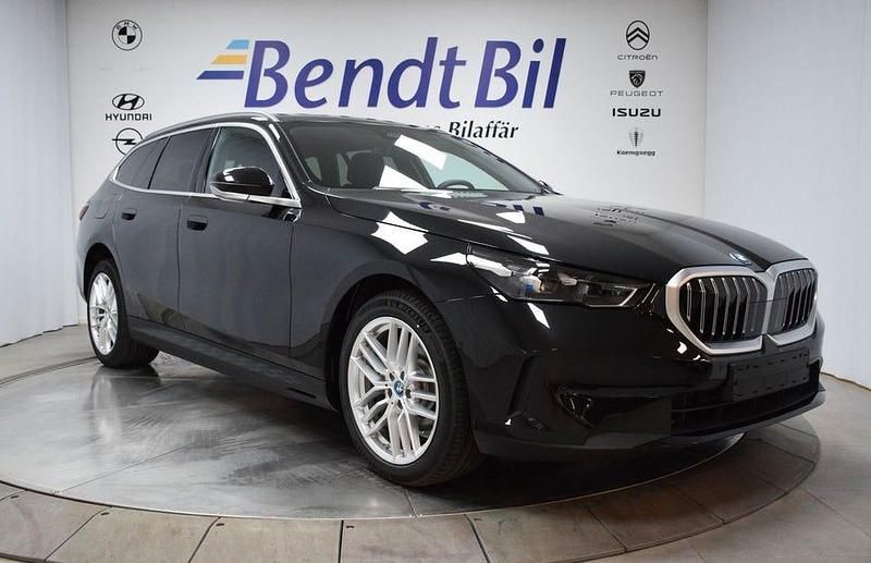Black sapphire metallic Ny 2025 BMW 530 Kombi | 619 500 kr - Bild 1/3