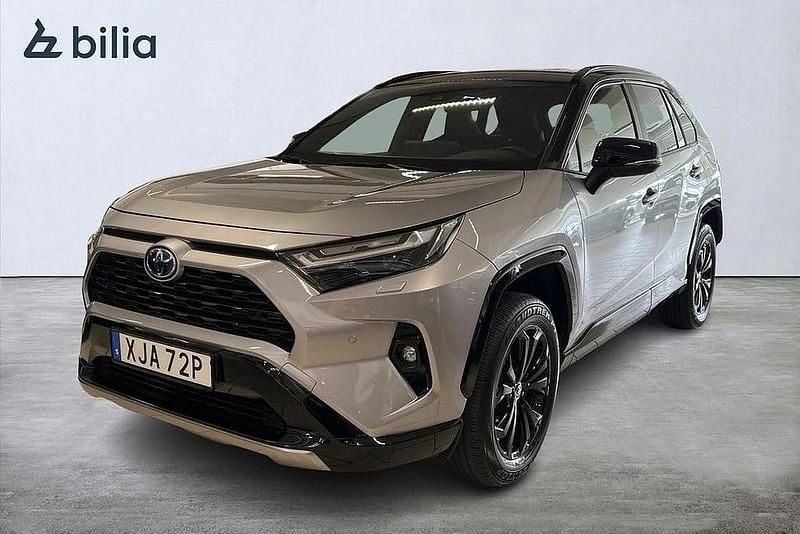 Grå Begagnad 2024 Toyota RAV4 Hybrid Style SUV | 439 900 kr (Marknadspris) - Bild 1/4