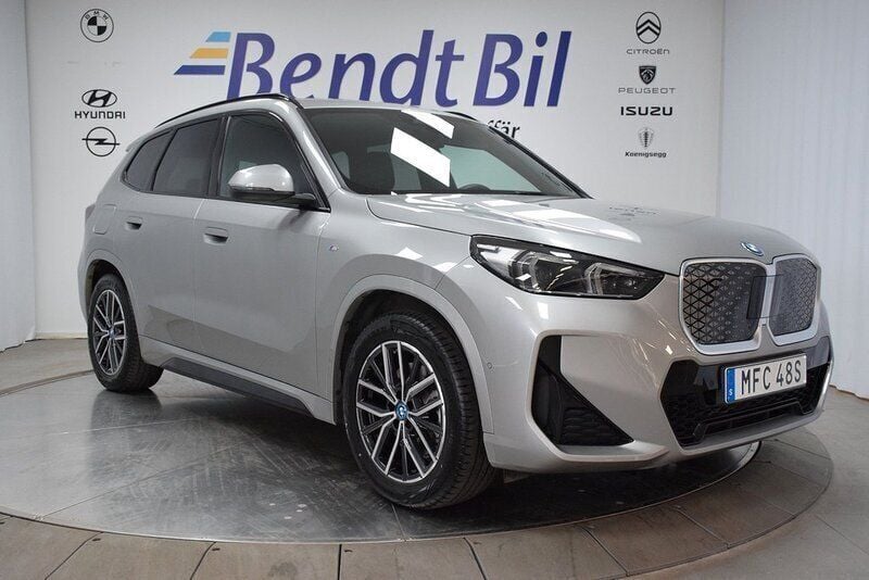 Black sapphire metallic Begagnad 2024 BMW iX1 Efficient Dynamics SUV | 549 500 kr - Bild 1/3