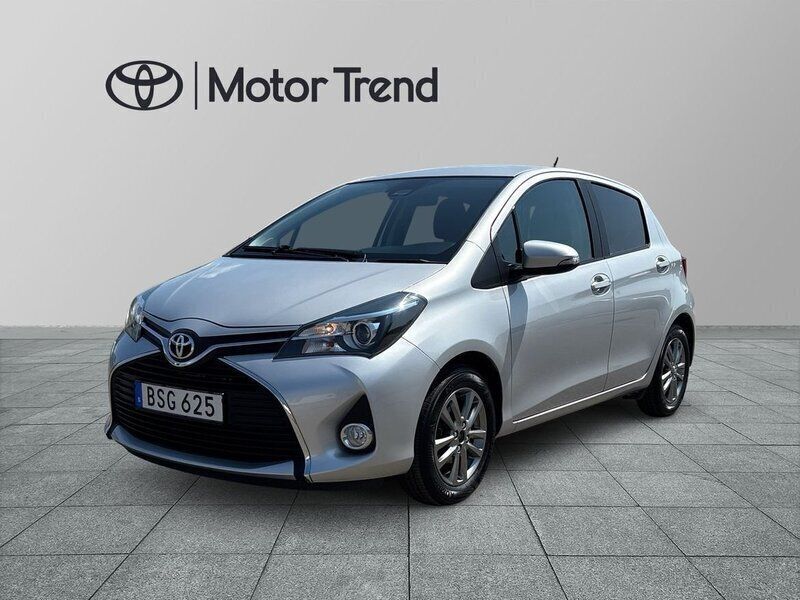 Silver Begagnad 2016 Toyota Yaris Halvkombi | 134 900 kr (Marknadspris) - Bild 1/4