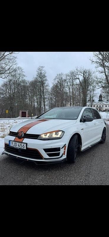 Vit Begagnad 2017 VW Golf VII R Halvkombi | 255 000 kr (Marknadspris) - Bild 1/4