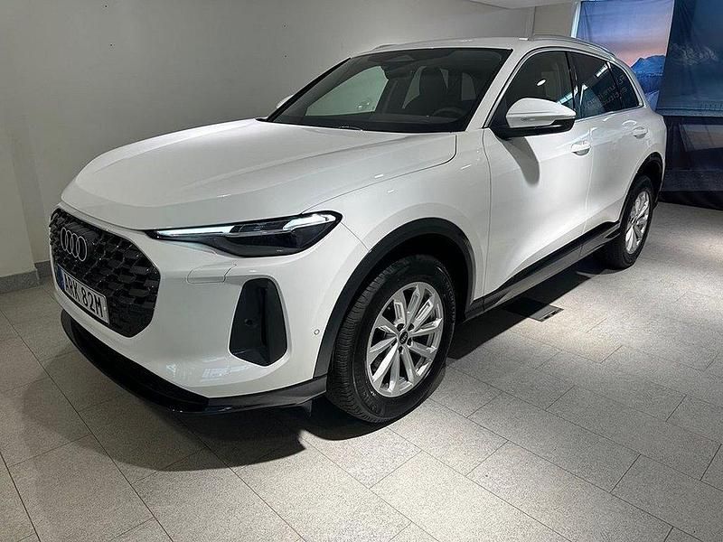 Vit Ny 2025 Audi Q5 Advanced SUV | 564 900 kr (Marknadspris) - Bild 1/4