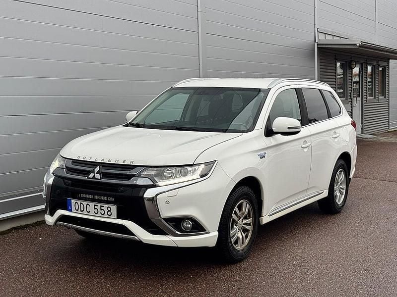 Vit Begagnad 2016 Mitsubishi Outlander P-HEV SUV | 109 000 kr (Marknadspris) - Bild 1/4