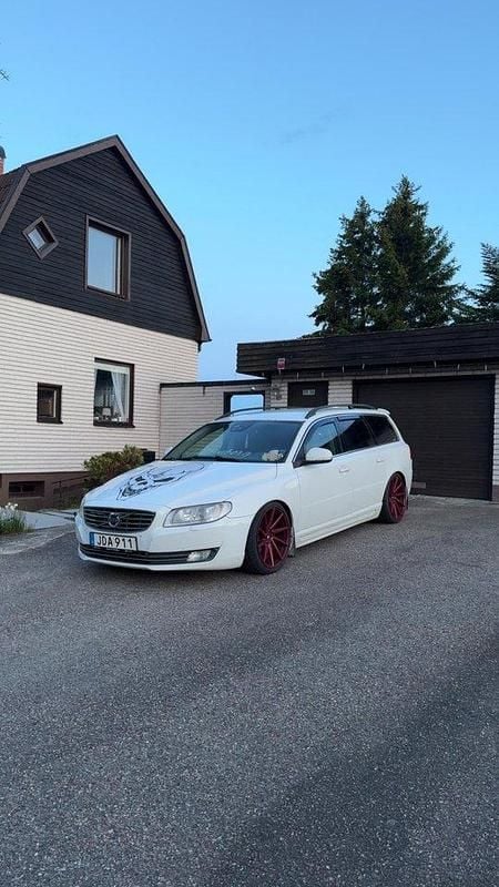 Vit Begagnad 2016 Volvo V70 Momentum Kombi | 170 000 kr (Dyr) - Bild 1/4