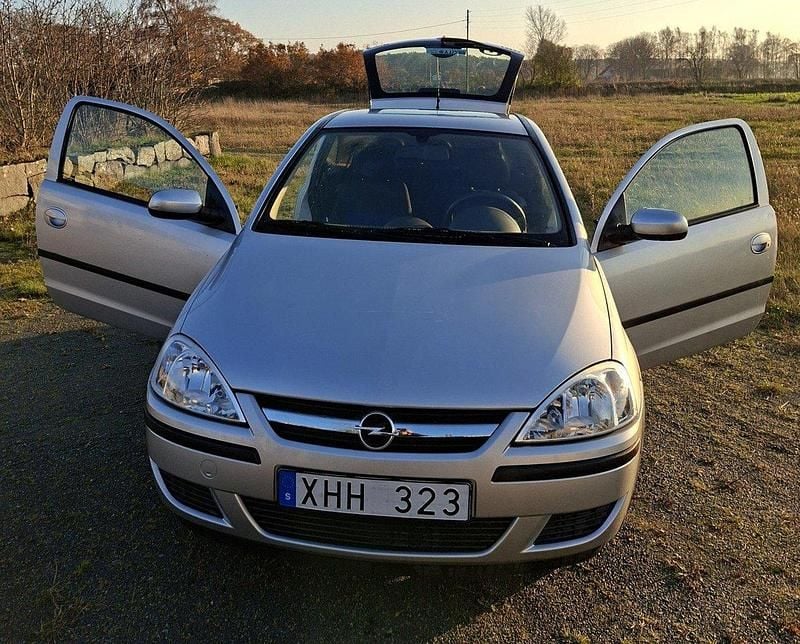 Grå Begagnad 2006 Opel Corsa Halvkombi | 35 000 kr (Marknadspris) - Bild 1/4
