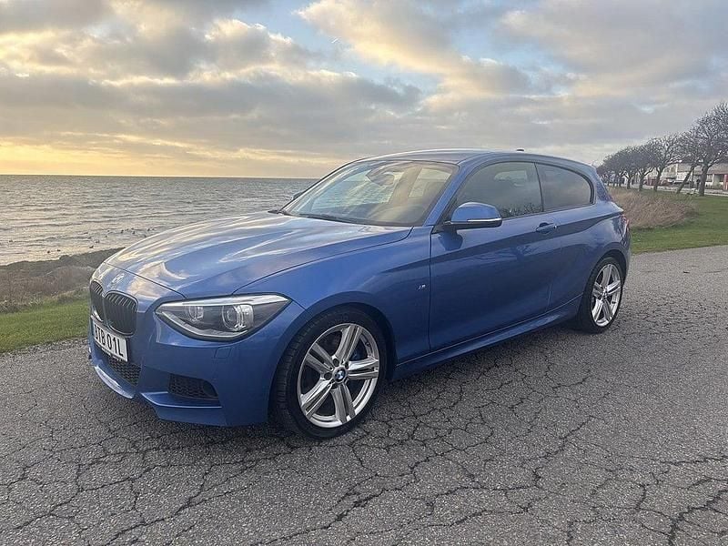 Blå Begagnad 2014 BMW 125 Advantage Halvkombi | 159 900 kr - Bild 1/4
