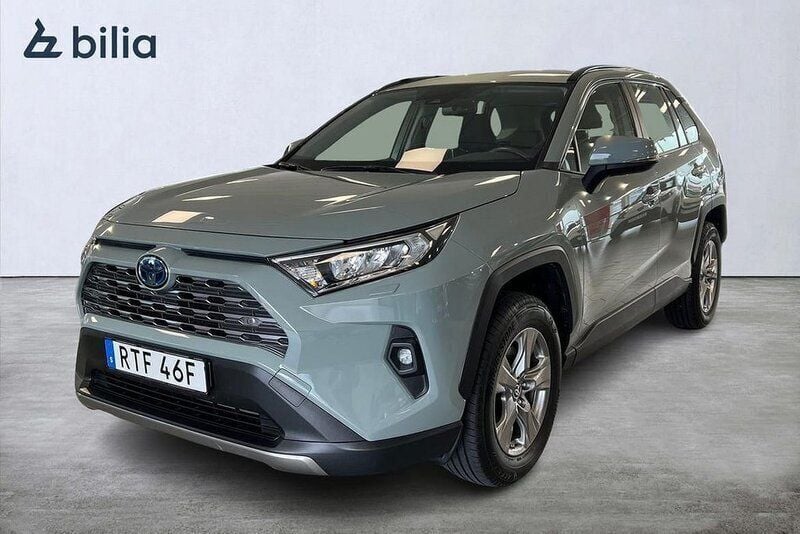Grön Begagnad 2022 Toyota RAV4 Hybrid Active SUV | 369 900 kr (Marknadspris) - Bild 1/3