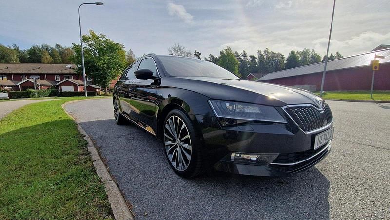 Svart Begagnad 2018 Skoda Superb Business Line Kombi | 259 000 kr (Marknadspris) - Bild 1/4