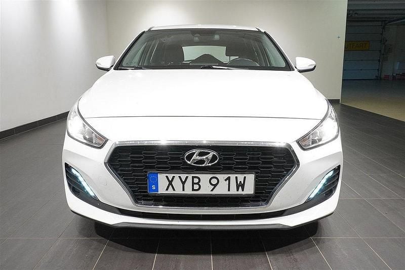 Vit Begagnad 2019 Hyundai i30 Trend Halvkombi | 159 900 kr (Marknadspris) - Bild 1/2