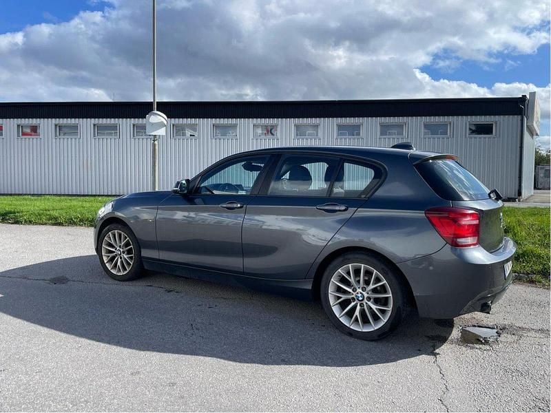 Grå Begagnad 2014 BMW 120 Sport Line Halvkombi | 128 000 kr (Marknadspris) - Bild 1/4