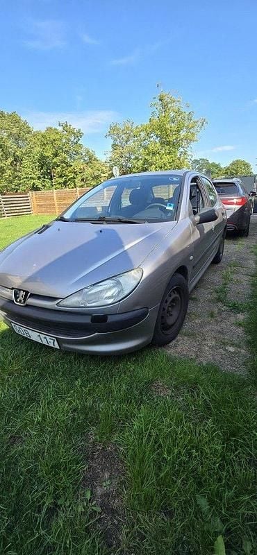 Grå Begagnad 2001 Peugeot 206 Halvkombi | 33 000 kr (Dyr) - Bild 1/4