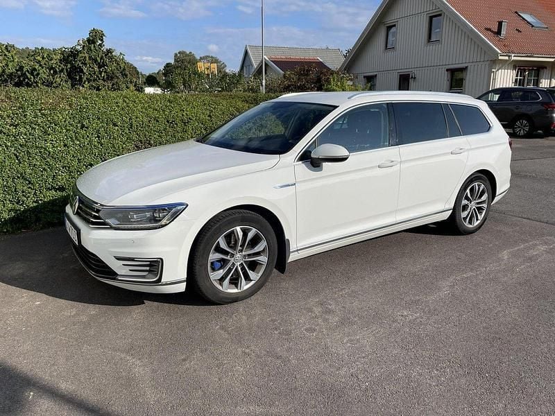 Vit Begagnad 2017 VW Passat GTE Kombi | 156 000 kr (Marknadspris) - Bild 1/4