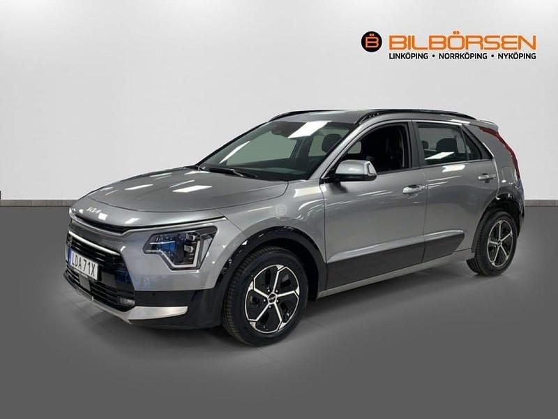 Grå Begagnad 2024 Kia Niro SUV | 309 900 kr (Marknadspris) - Bild 1/4