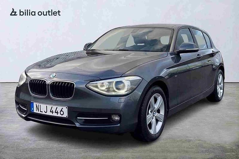 Grå Begagnad 2015 BMW 118 Halvkombi | 109 900 kr (Marknadspris) - Bild 1/1