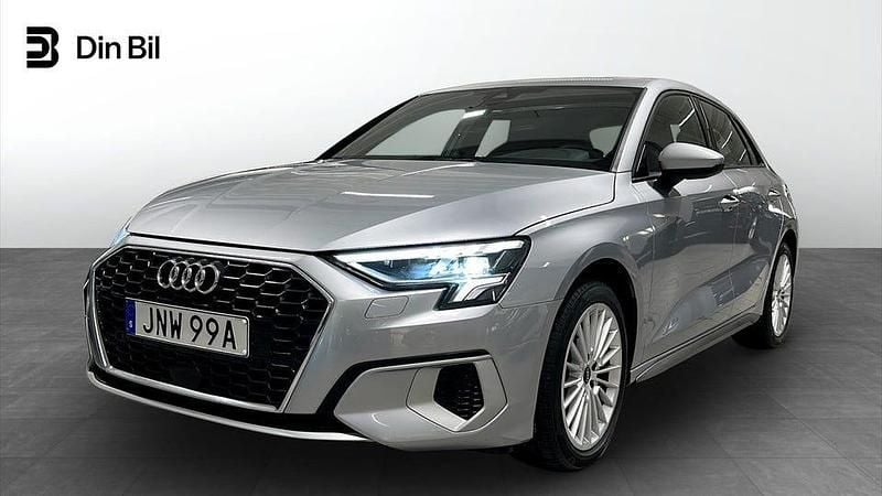 Florettsilver metallic Begagnad 2023 Audi A3 Advanced Sedan | 259 000 kr (Marknadspris) - Bild 1/4