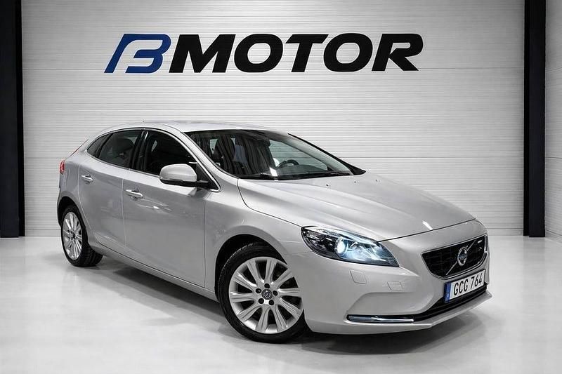 Silver Begagnad 2015 Volvo V40 Momentum Halvkombi | 134 900 kr (Marknadspris) - Bild 1/4