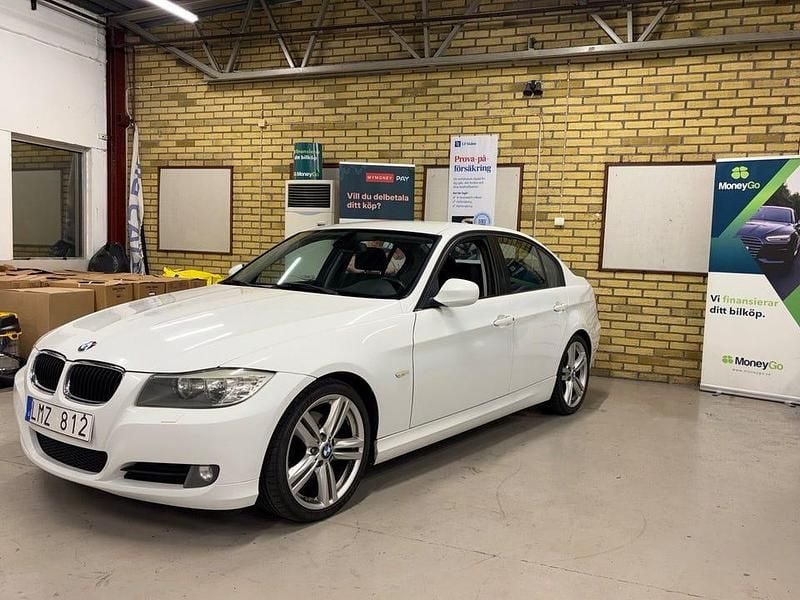 Vit Begagnad 2010 BMW 320 Sedan | 54 900 kr (Marknadspris) - Bild 1/4