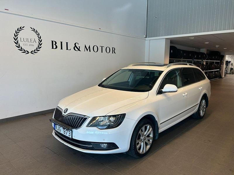 Vit Begagnad 2013 Skoda Superb Ambition Kombi | 129 900 kr (Lite dyr) - Bild 1/4
