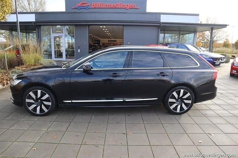 Onyx svart metallic Begagnad 2024 Volvo V90 Core Kombi | 379 900 kr (Marknadspris) - Bild 1/4