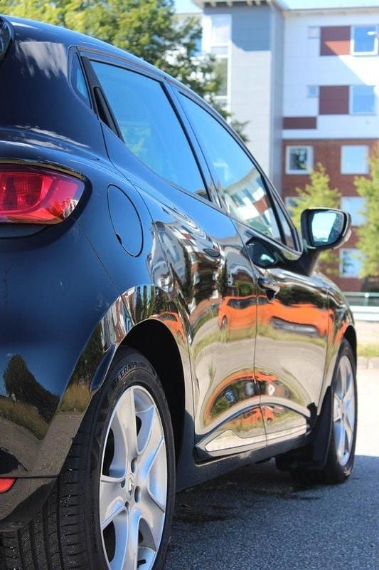 Svart Begagnad 2013 Renault Clio IV Halvkombi | 50 000 kr (Marknadspris) - Bild 1/4