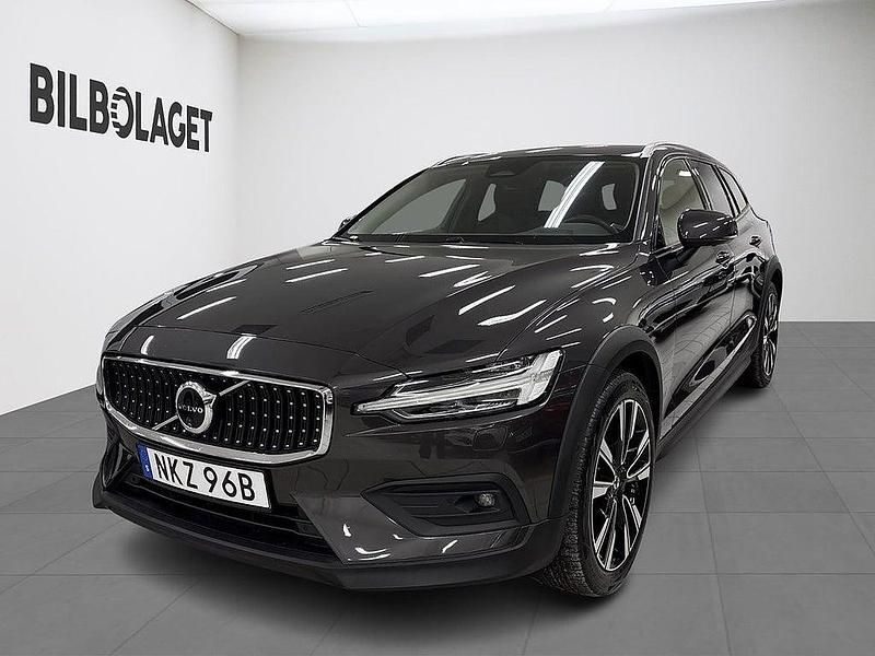 Grå Begagnad 2023 Volvo V60 CC Plus Kombi | 424 800 kr (Marknadspris) - Bild 1/4