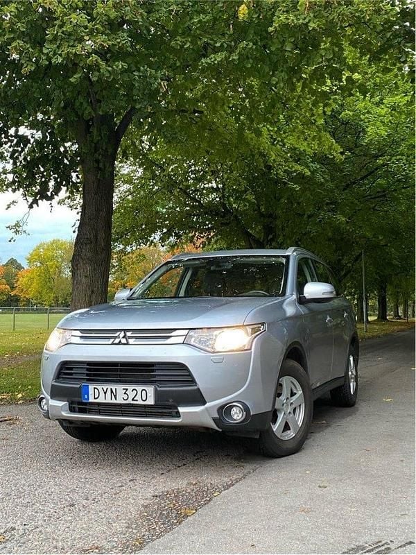 Silver Begagnad 2015 Mitsubishi Outlander Comfort Edition SUV | 159 000 kr (Bra pris) - Bild 1/4