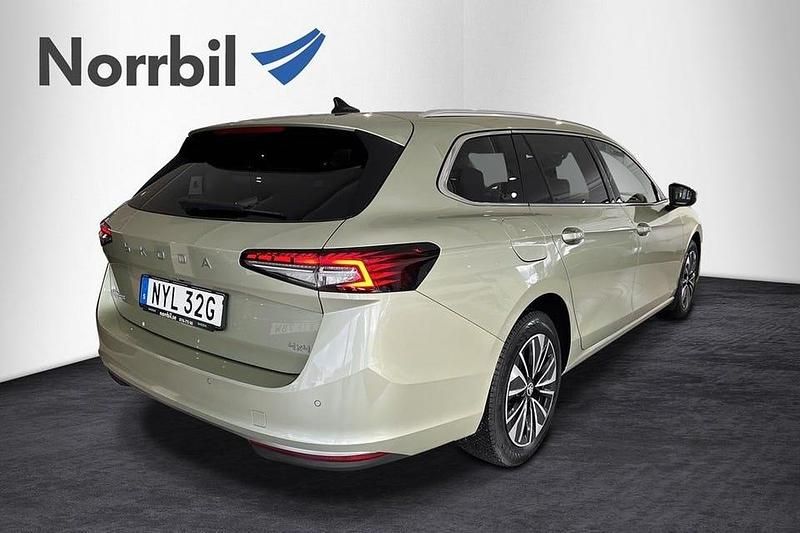 Begagnad Skoda Superb LAURIN & KLEMENT 193 HK (141 kW) 2025 Ljusgul Kombi