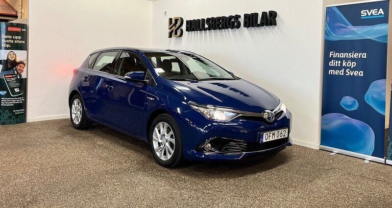Mörkblå Begagnad 2016 Toyota Auris Hybrid Active Halvkombi | 139 900 kr (Marknadspris) - Bild 1/4