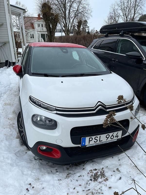 Röd tak Begagnad 2018 Citroën C3 PureTech Halvkombi | 65 000 kr (Bra pris) - Bild 1/4