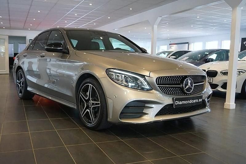Silver Begagnad 2019 Mercedes C300 AMG line Sedan | 369 900 kr (Marknadspris) - Bild 1/4