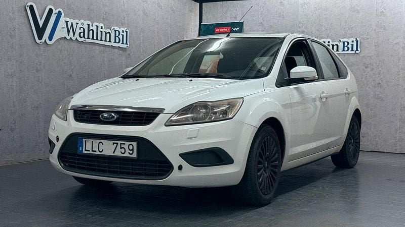 Vit Begagnad 2009 Ford Focus Halvkombi | 29 900 kr (Marknadspris) - Bild 1/4