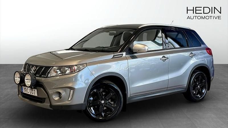 Mörkgrå (grey) Begagnad 2017 Suzuki Vitara SUV | 159 900 kr (Marknadspris) - Bild 1/4