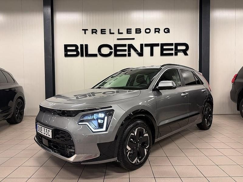 Grå Begagnad 2024 Kia e-Niro Advance SUV | 359 900 kr (Marknadspris) - Bild 1/4