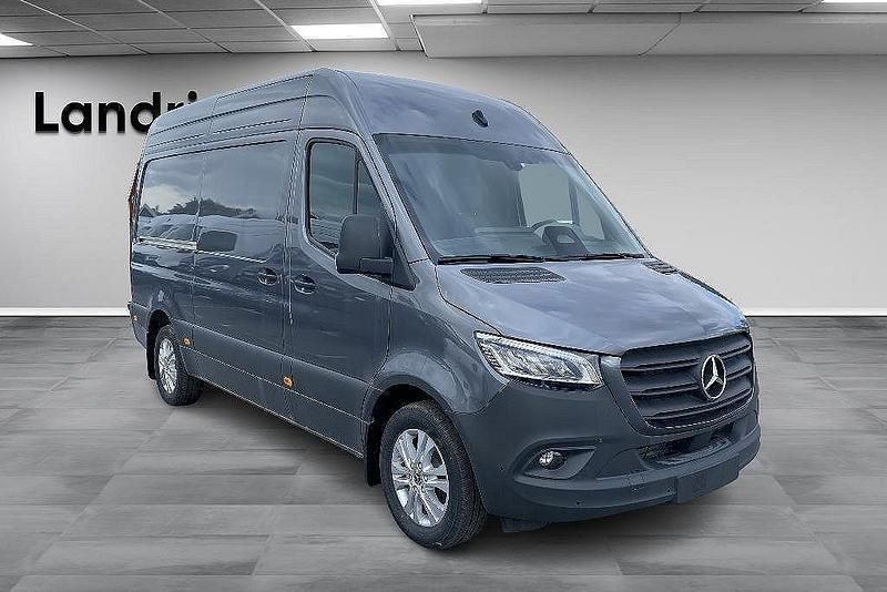 Mörkgrå (tenoritgrå metallic) Ny 2025 Mercedes Sprinter Van | 762 500 kr - Bild 1/4