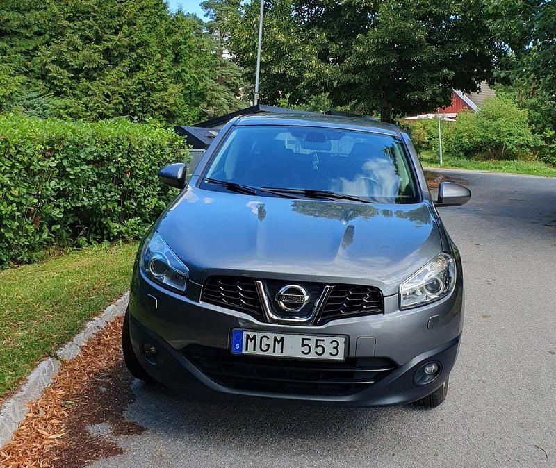Grå Begagnad 2012 Nissan Qashqai SUV | 78 500 kr (Bra pris) - Bild 1/4