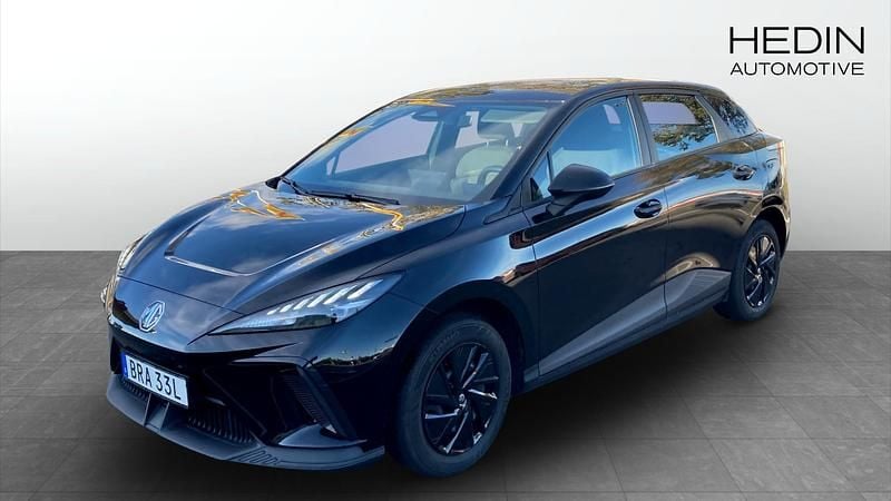 Svart (black) Begagnad 2023 MG MG4 EV Halvkombi | 259 900 kr (Marknadspris) - Bild 1/4