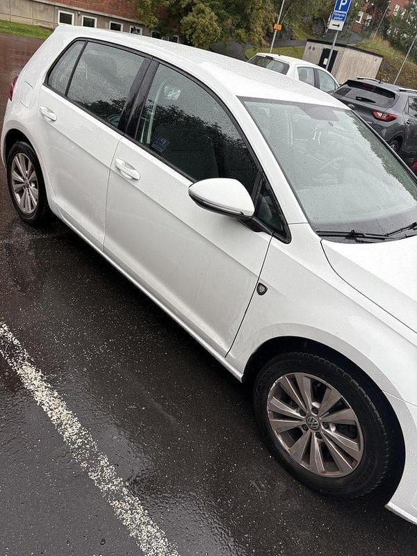 Vit Begagnad 2017 VW Golf VII Halvkombi | 85 000 kr (Superpris) - Bild 1/4