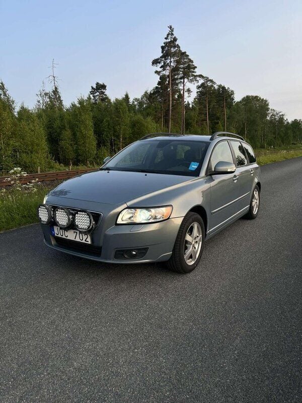 Blå Begagnad 2011 Volvo V50 Momentum Kombi | 45 000 kr (Bra pris) - Bild 1/4