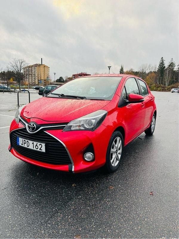 Röd Begagnad 2015 Toyota Yaris Active Halvkombi | 67 000 kr (Marknadspris) - Bild 1/4