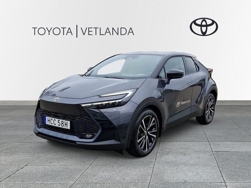Mörkgrå Ny 2024 Toyota C-HR Executive SUV | 449 000 kr (Marknadspris) - Bild 1/4