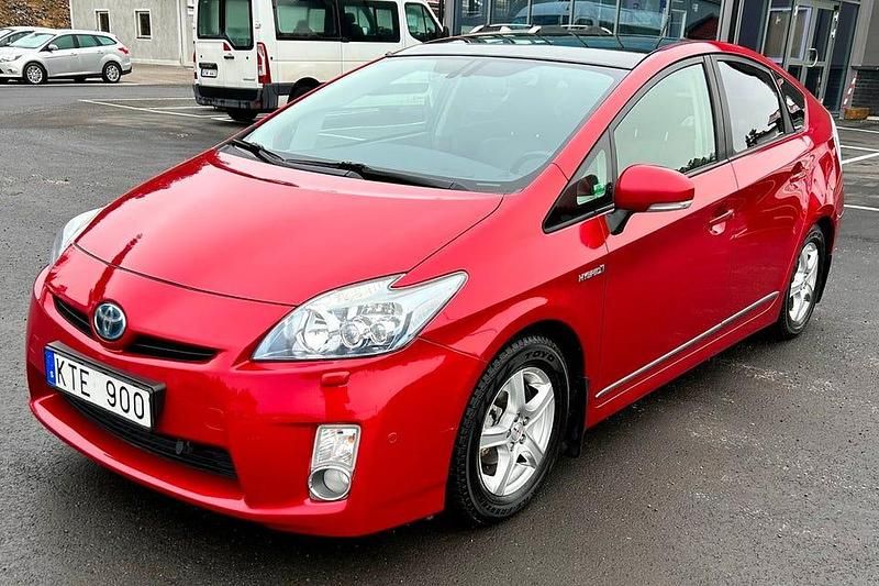 Röd Begagnad 2010 Toyota Prius Executive Halvkombi | 107 000 kr (Dyr) - Bild 1/4
