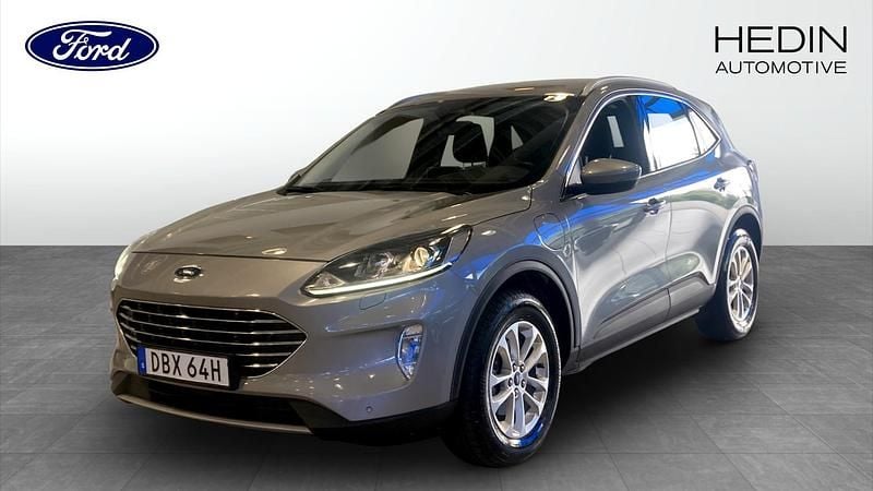 Grå (silver) Begagnad 2022 Ford Kuga Titanium SUV | 244 900 kr (Bra pris) - Bild 1/4