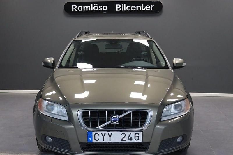 Begagnad Volvo V70 Momentum 146 HK (107 kW) 2009 Grön Kombi