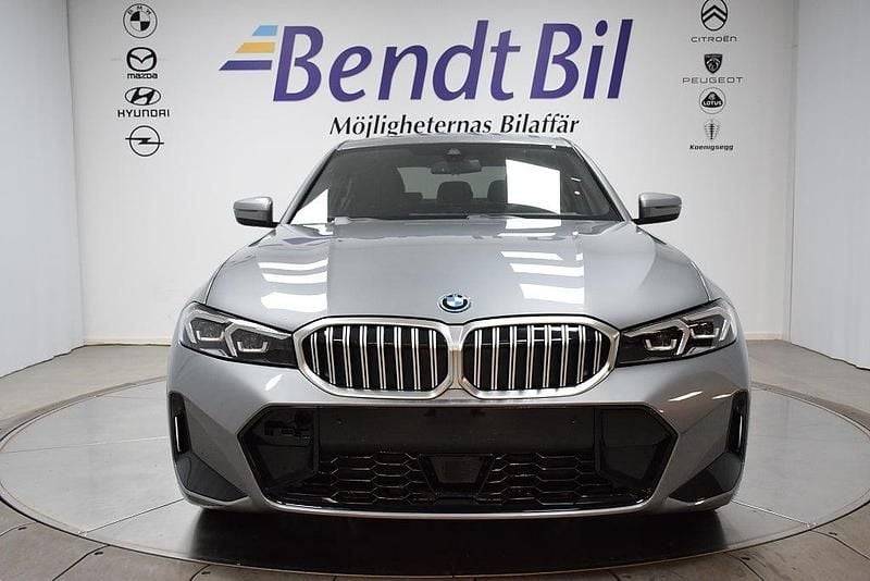 Ny BMW 330e M Sport 292 HK (214 kW) 2025 Skyscraper grey metallic Sedan