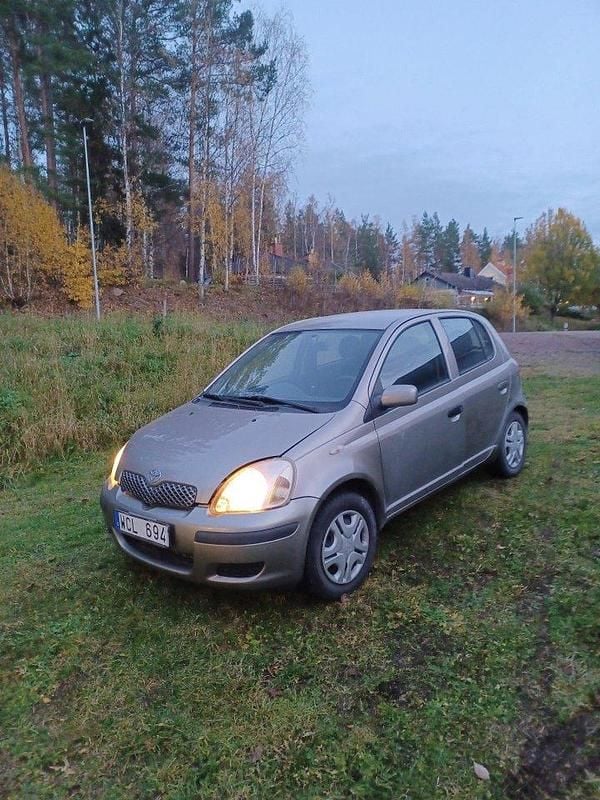 Grå Begagnad 2004 Toyota Yaris Halvkombi | 18 500 kr (Marknadspris) - Bild 1/4