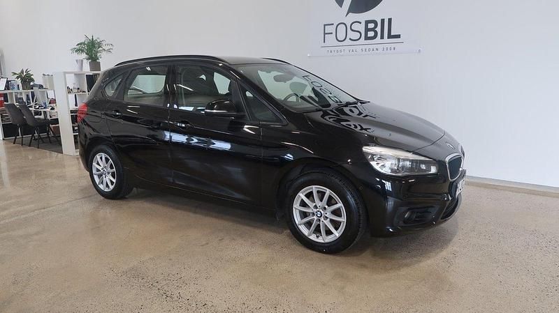 Svart Begagnad 2016 BMW 218 Advantage Minibuss | 109 900 kr - Bild 1/3