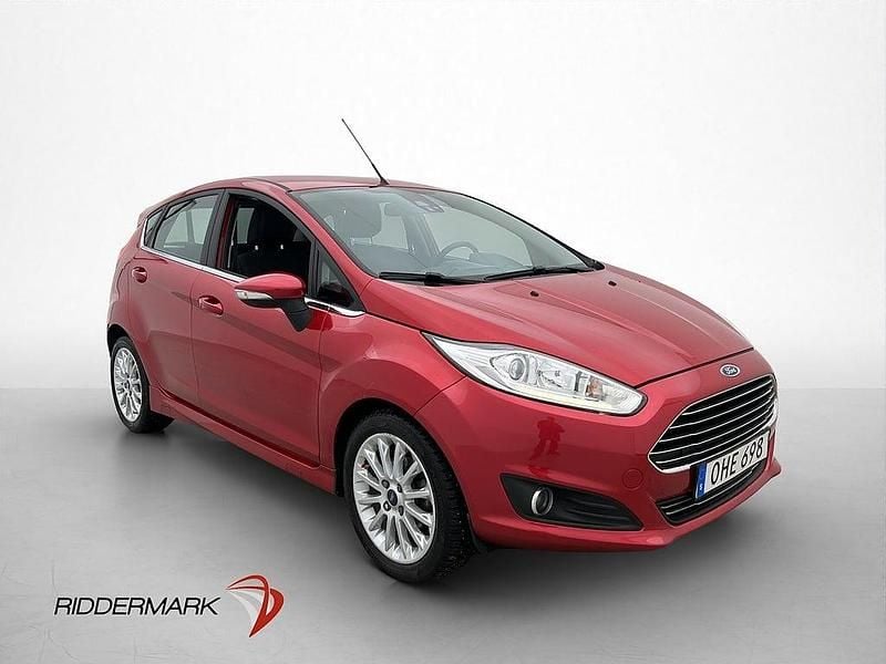 Begagnad Ford Fiesta Titanium 101 HK (74 kW) 2016 Röd Halvkombi