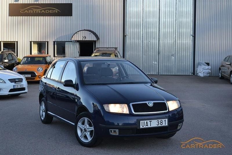 Mörkblå (blå) Begagnad 2003 Skoda Fabia Halvkombi | 24 900 kr (Lite dyr) - Bild 1/4