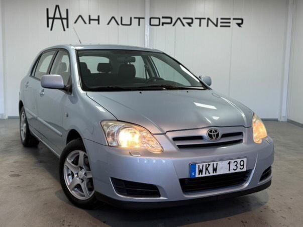 Ljusblå Begagnad 2004 Toyota Corolla Halvkombi | 34 900 kr (Marknadspris) - Bild 1/3